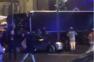 Attacco a Berlino, camion si schianta sulla folla mercato