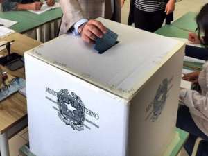 SI’ o NO a Renzi, ore 12 affluenza al 20%: più del doppio delle trivelle