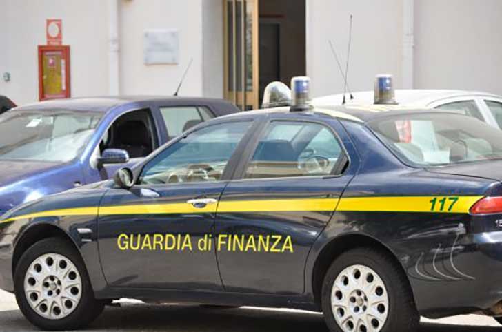 Vendeva ricambi di auto online ma non mandava nulla: incastrato dalla Gdf