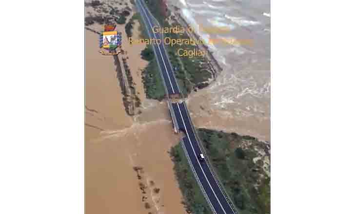 Allerta Rossa in Sardegna, crolla ponte sopra rio Santa Lucia