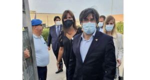 Carles Puigdemont all'uscita del carcere di Alghero