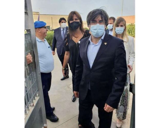 Carles Puigdemont all'uscita del carcere di Alghero