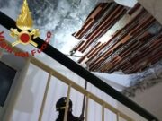 Sassari, cede il solaio nel vano scale: palazzo evacuato Sassari, cede il solaio nel vano scale: palazzo evacuato