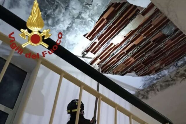 Sassari, cede il solaio nel vano scale: palazzo evacuato